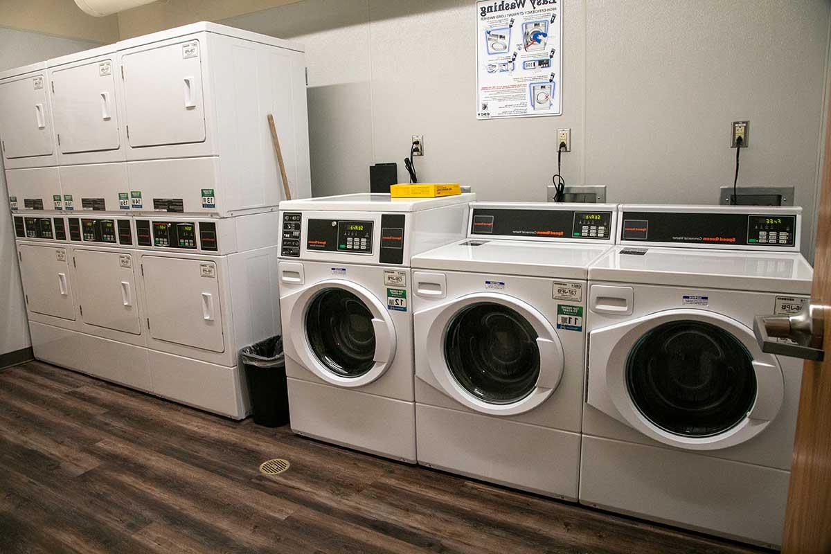 Shared Laundry room in 太阳集团娱乐场登陆网站 student housing.