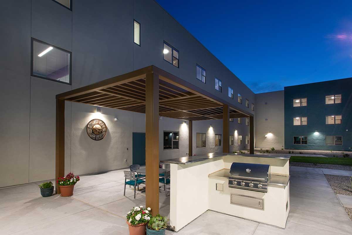 Back patio with outdoor spaces including grill and table at 太阳集团娱乐场登陆网站 学生住房.